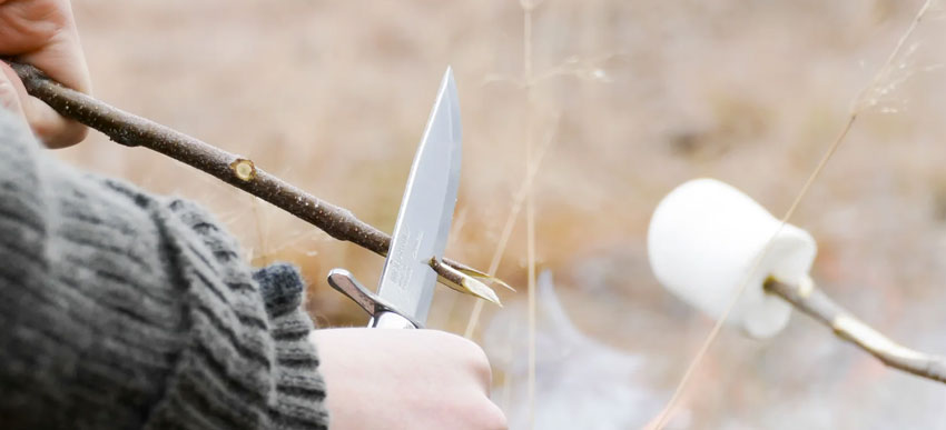 Morakniv-Scout-Kindermesser-Lingonberry-in-benutzung